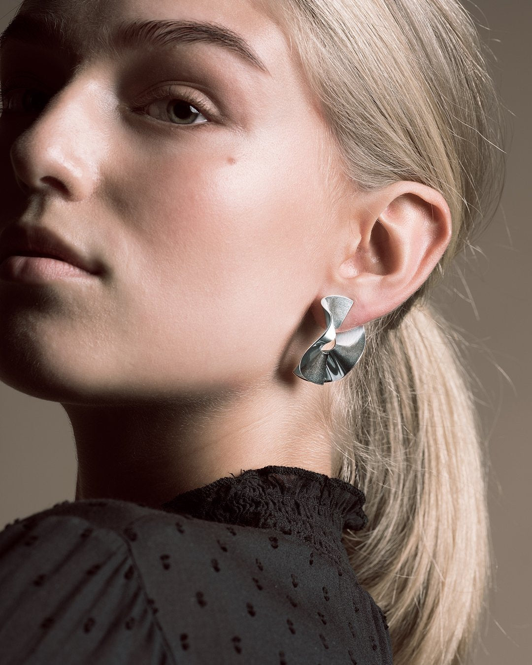 Kalevala Alluring round earrings, silver, Kalevala Modern